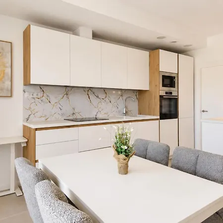 아파트 Premium Extended-stay 2-bed In 에스테포나